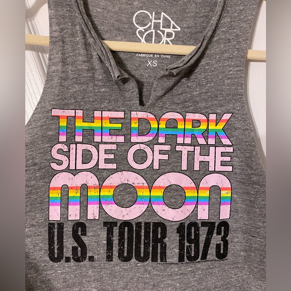 NWT Chaser Pink Floyd Dark Side of the Moon Split Neck Muscle Tee Gray XS - Picture 2 of 4